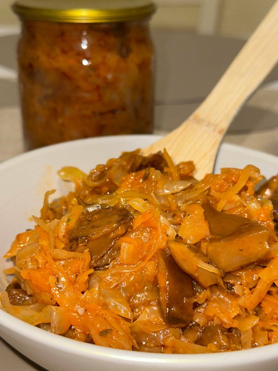 Рыжики с капустой.