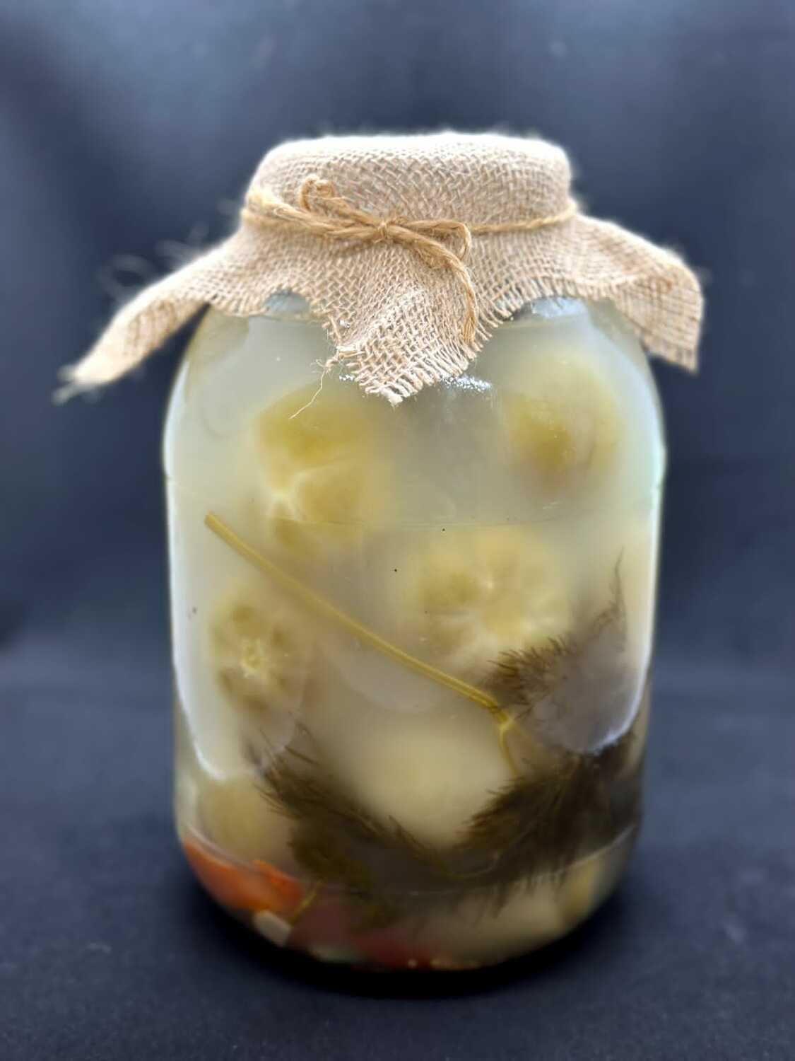 Соленые помидоры.